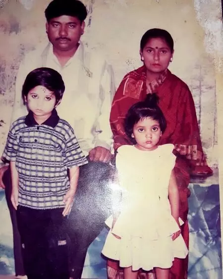 Saika Ishaque childhood picture with parents and sister