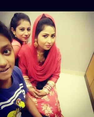saika ishaque with her sister