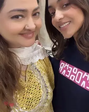 amrin qureshi with mother anjum qureshi