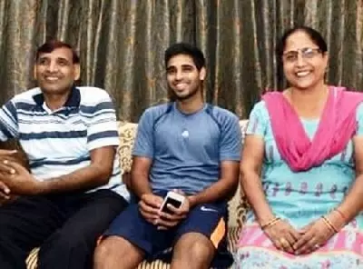 bhuvneshwar kumar with his parents