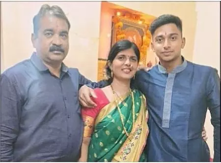 darshan nalkande with his parents