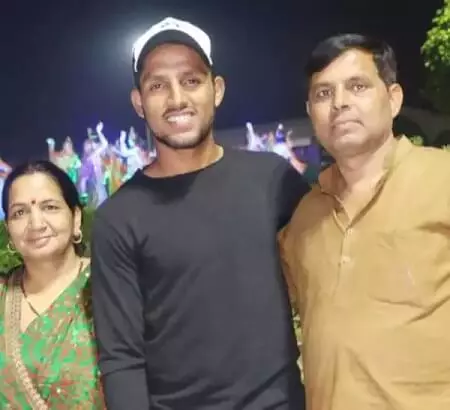 dhruv jurel with his parents