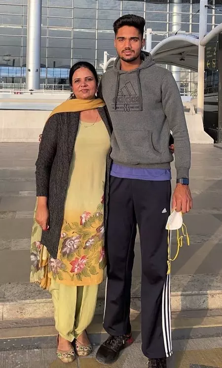 gurnoor brar with his mother manwinder dhaliwal brar