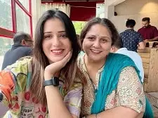 isha rikhi with mother poonam rikhi