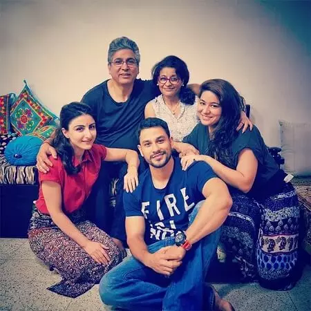 kunal khemu with his family