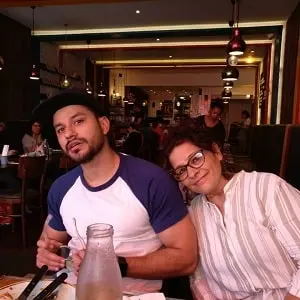 kunal khemu with mother jyoti kemmu