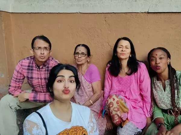 adah sharma with her family