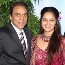 ahana deol with father dharmendra
