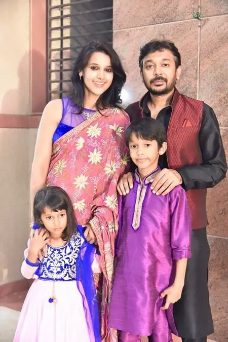 astha agarwal with her husband and children
