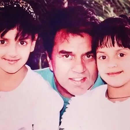 childhood picture of esha deol and ahana deol