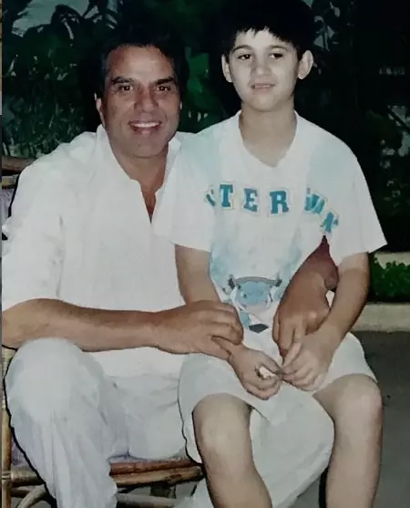 childhood picture of karan deol with grandfather dharmendra