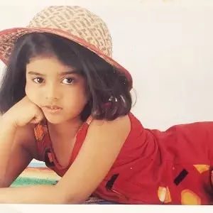 childhood picture of siddhi idnani