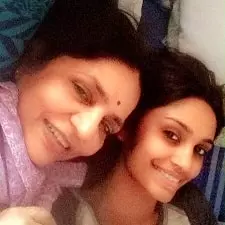 samanta dhulipala with mother santha kamakshi