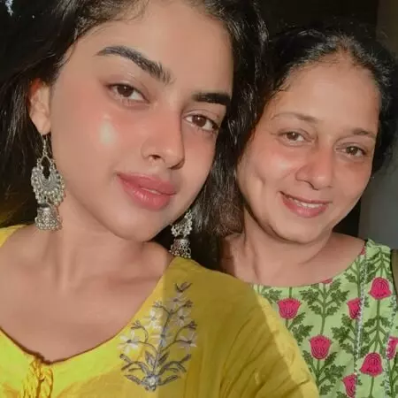 siddhi idnani with mother falguni dave