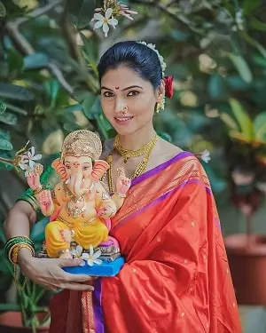 trupti toradmal with lord ganesha idol