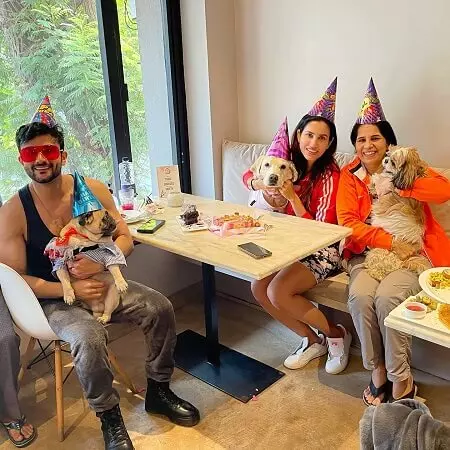 family picture of sonnalli seygall