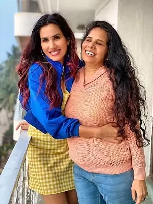 sonnalli seygall with mother nishi sehgal
