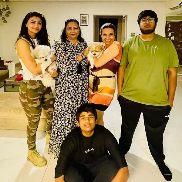 daisy shah with her family