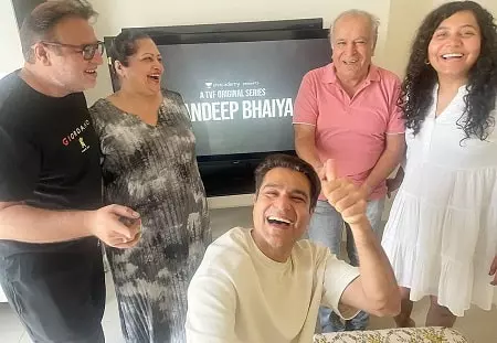 sunny hinduja with his family