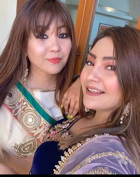 aashika bhatia with mother minu bhatia