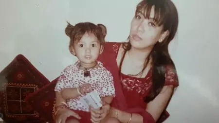 childhood picture of aashika bhatia with mother minu bhatia