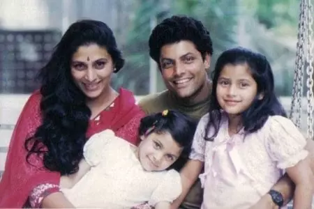 childhood picture of saiyami kher with her family