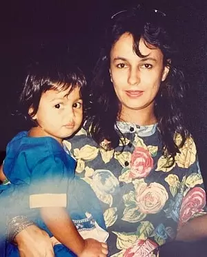 childhood picture of shaheen bhatt with mother soni razdan