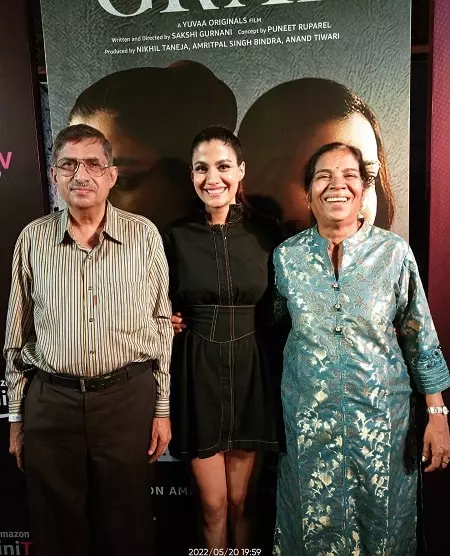 shreya dhanwanthary with her parents