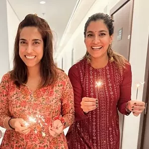 shreya dhanwanthary with sister shruthi dhanwanthary
