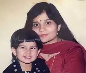 childhood picture of kashmira pardeshi with her mother