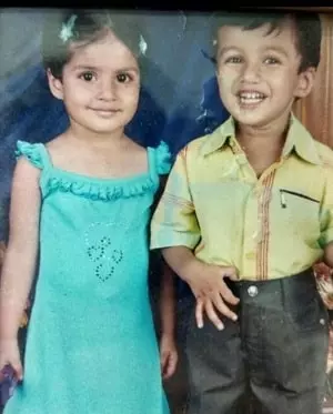 childhood picture of vyom vyas with sister vyomika vyas