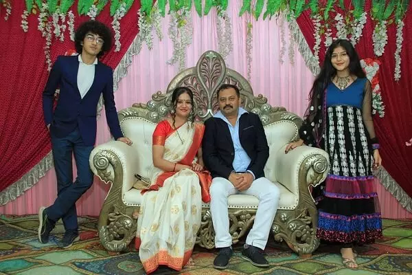 family picture of vyom vyas