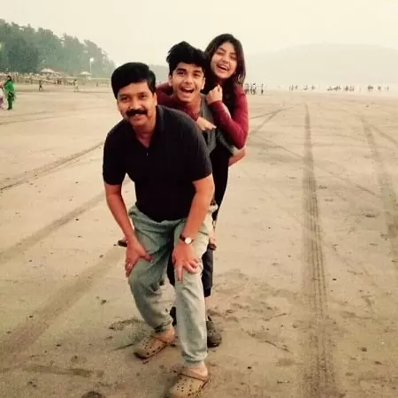 kashmira pardeshi with her father and brother