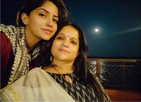 kashmira pardeshi with mother swati pardeshi