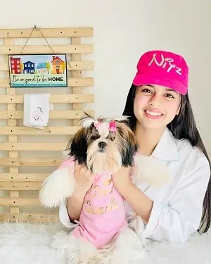 nitanshi goel with her pet dog