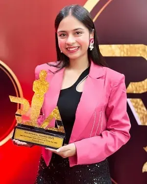 nitanshi goel with her ria imperial award