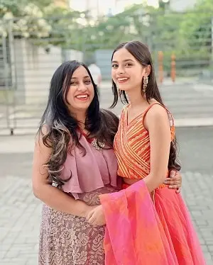 nitanshi goel with mother rashi goel