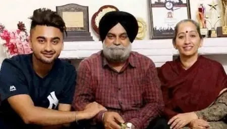 ravneet singh with his parents