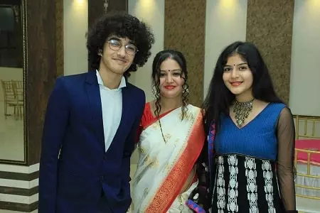 vyom vyas with his mother and sister
