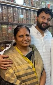 arun srikanth mashettey with his mother