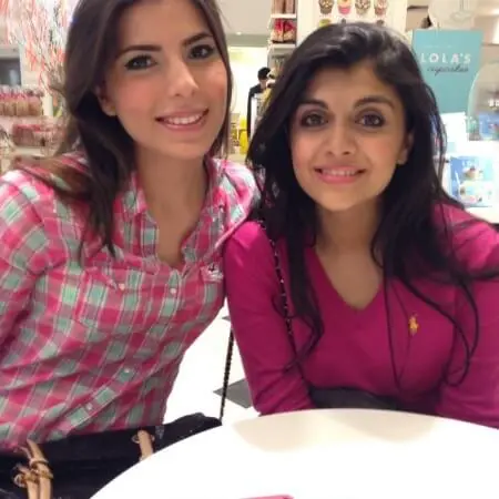 ayesha saif khan with sister sarah