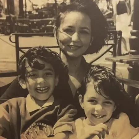 childhood picture of zeyn shaw with his sister and mother
