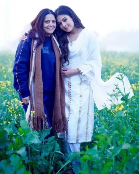 isha malviya with mother mamta malviya