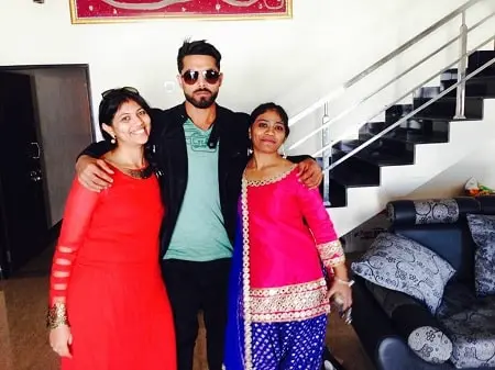 ravindra jadeja with his sisters naina and padmini