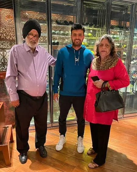 ritik bhasin with his parents
