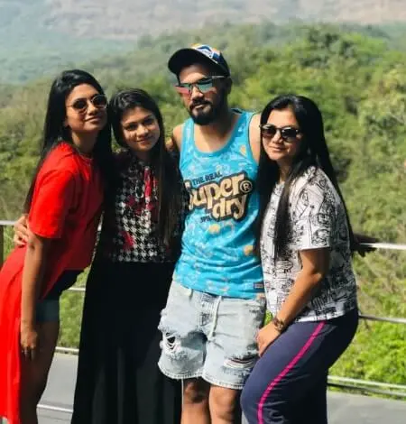 rocky jaiswal with his sisters