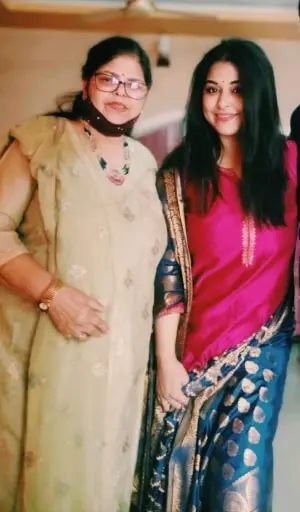 sapna bhatt with mother madhvi bhatt