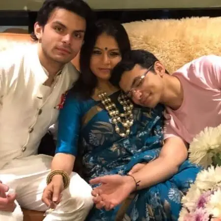 smruti shinde with her sons veer pahariya and shikhar pahariya