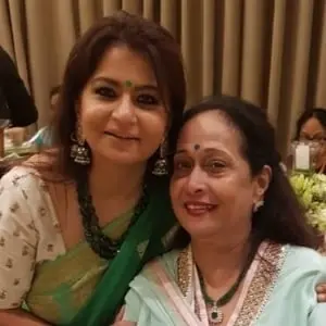 smruti shinde with mother ujwala shinde