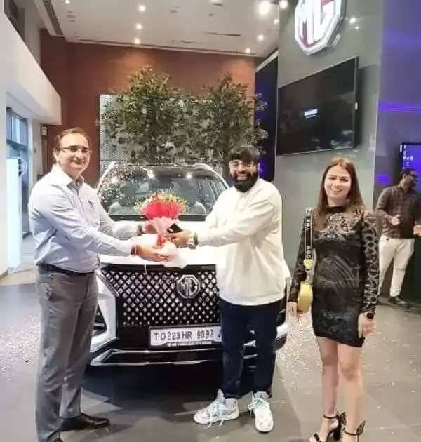 sunny arya and deepika arya with their mg hector